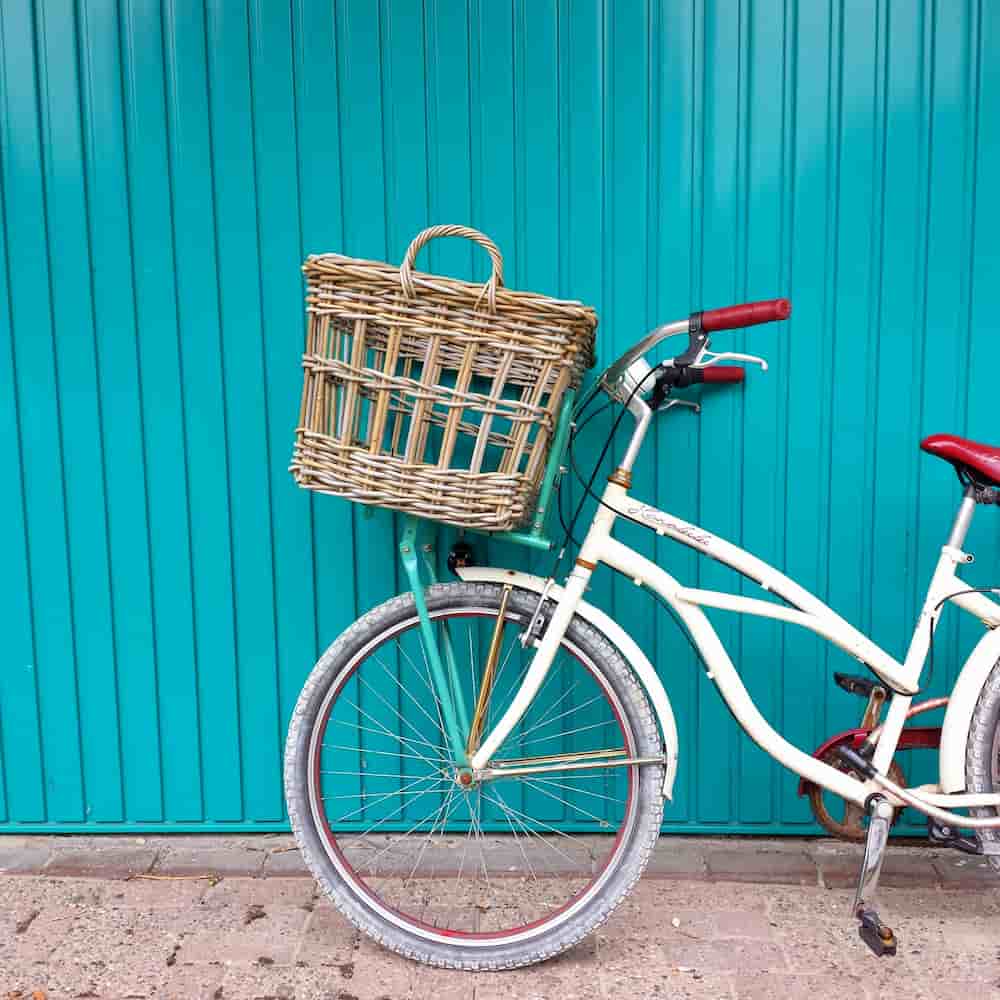 Bike against wall with basket, e-Surgery