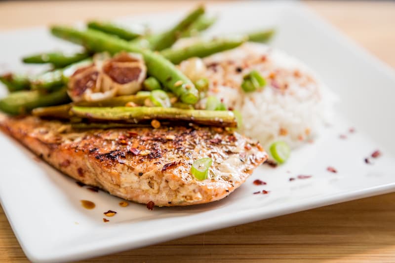 Cooked fish and green beans on a white plate | The Orlistat Diet: Avoid These Foods! | e-Surgery
