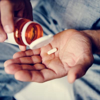 man taking ed medication asking himself can i take tadalafil daily | e-surgery