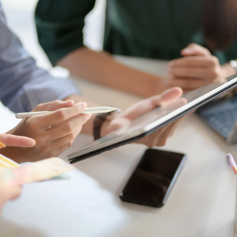 Join our team e-Surgery | Image of man using tablet at work